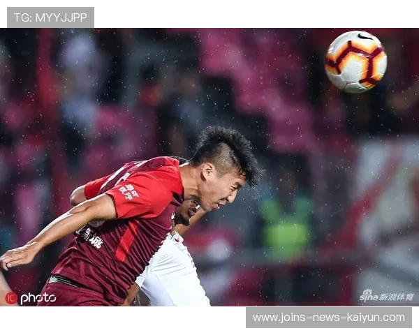 足坛传奇的瞬间：足球头球争顶跳到惊人高度的魅力