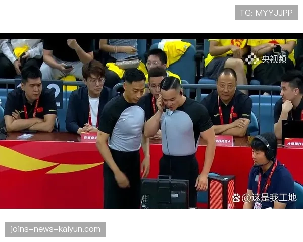 世界篮球视频裁判系统升级：回放技术更智能化，篮球比赛裁判视频